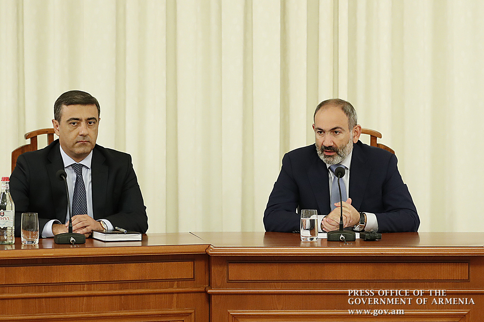 Никол Пашинян представил руководящему составу СНБ временно исполняющего обязанности директора Службы 