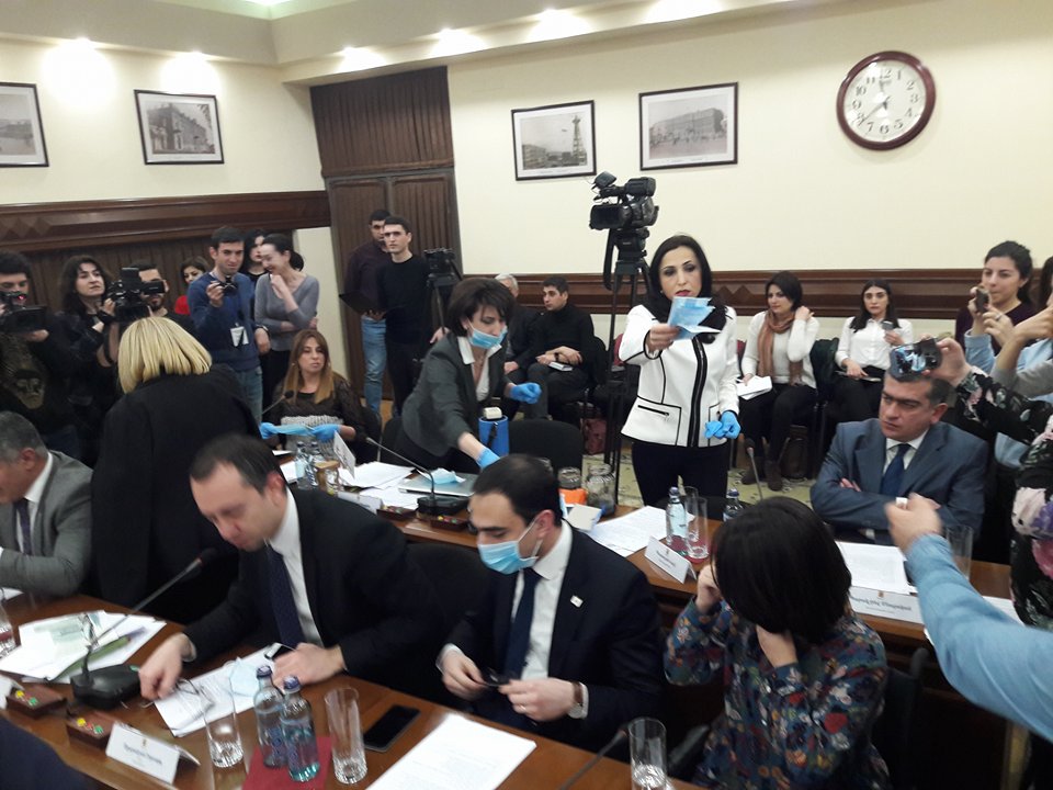 Демонстранты собрались напротив мэрии Еревана 