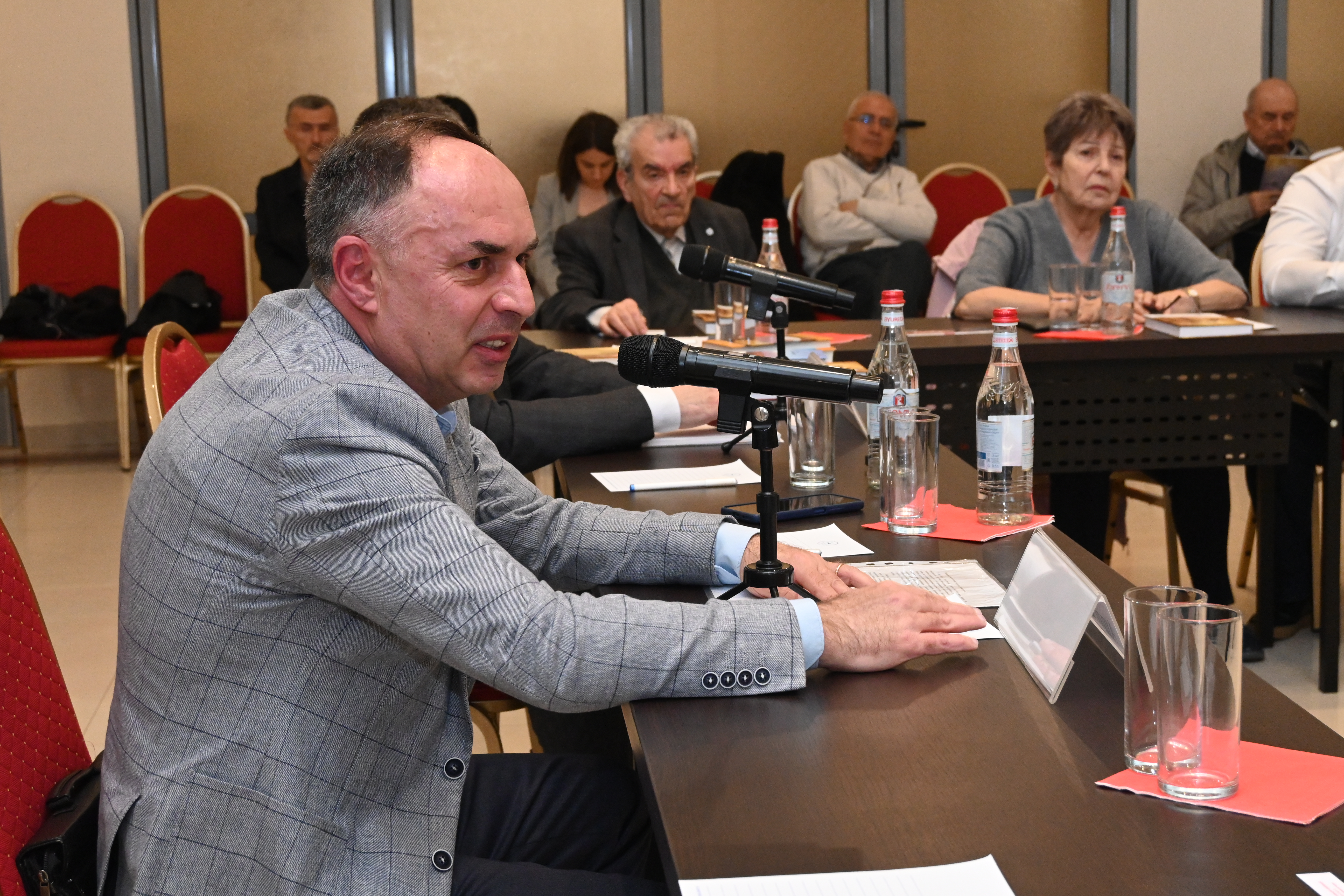 «В утробе войны»: в Ереване представили книгу писателя из Арцаха Ашота Бегларяна 