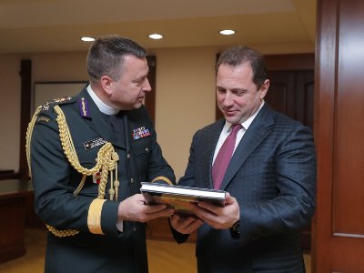 Министр обороны Армении обсудил с духовным наставником ВС Канады вопросы взаимодействия 