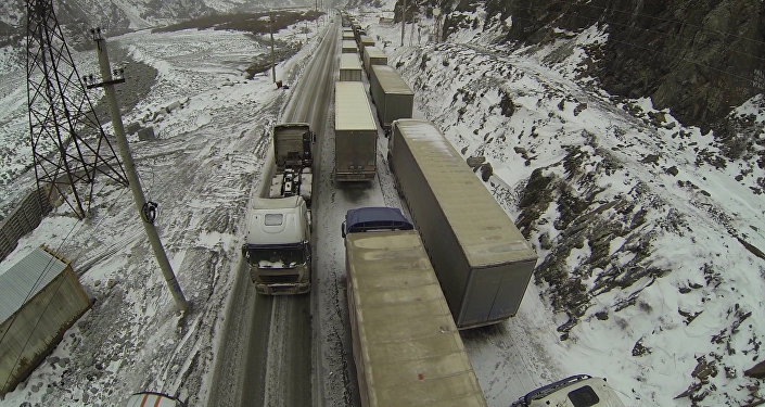 Таможенный атташе опровергает слухи о том, что русские помогают азербайджанским грузовикам проезжать через КПП «Верхний Ларс» 