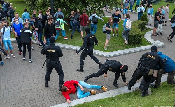 В Белоруссии прошли массовые задержания на стихийных акциях протеста 