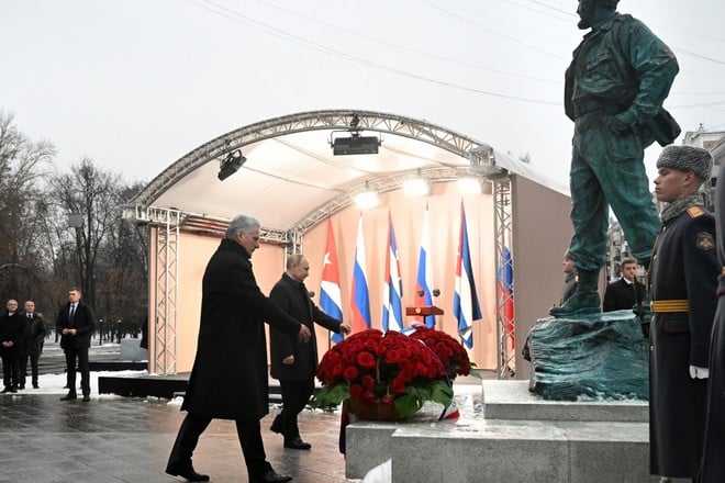 Путин и президент Кубы открыли памятник Фиделю Кастро в Москве 