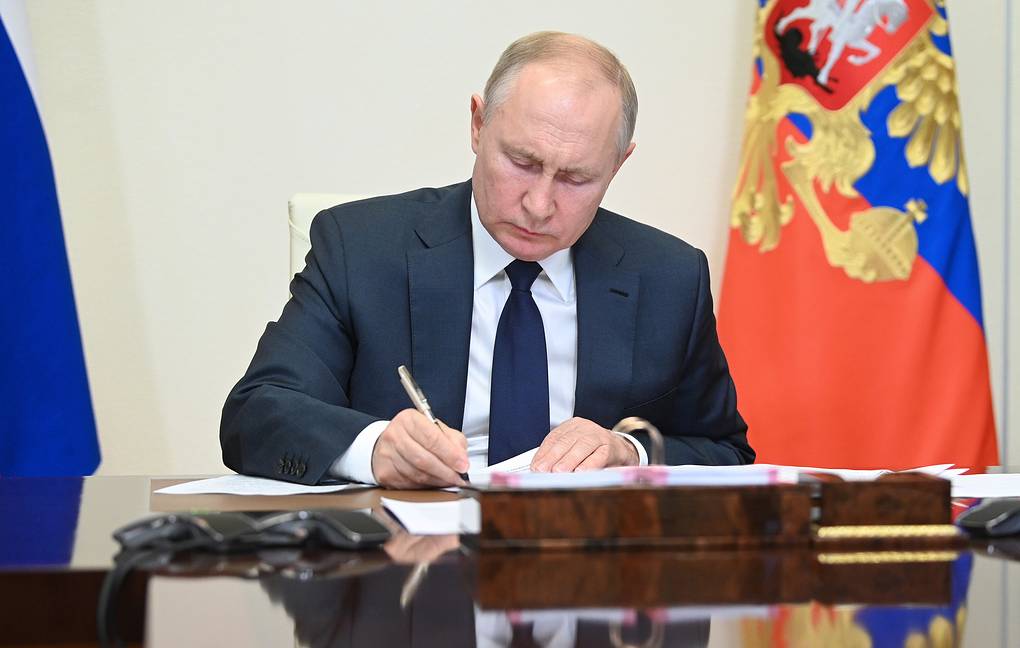 Путин подписал указ об оказании гуманитарной поддержки населению ДНР и ЛНР 