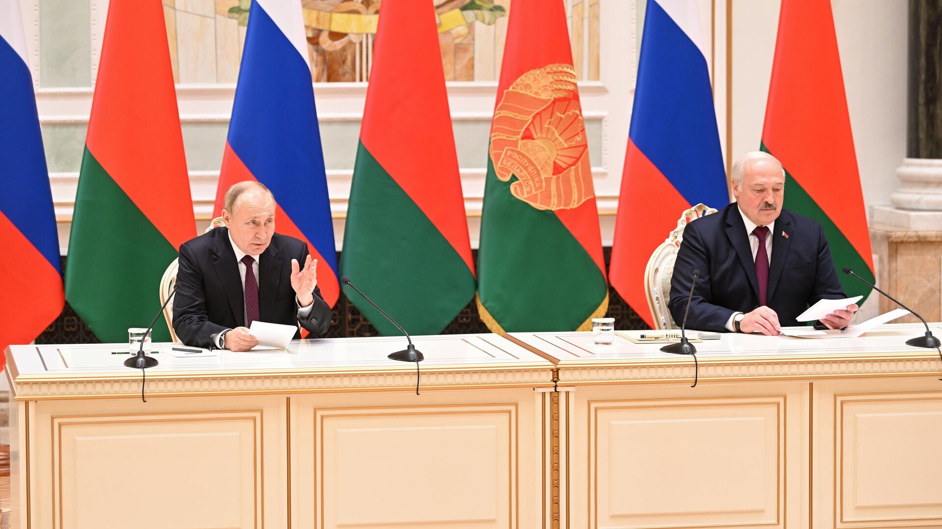 Путин обсудил с Лукашенко создание единого оборонного пространства 