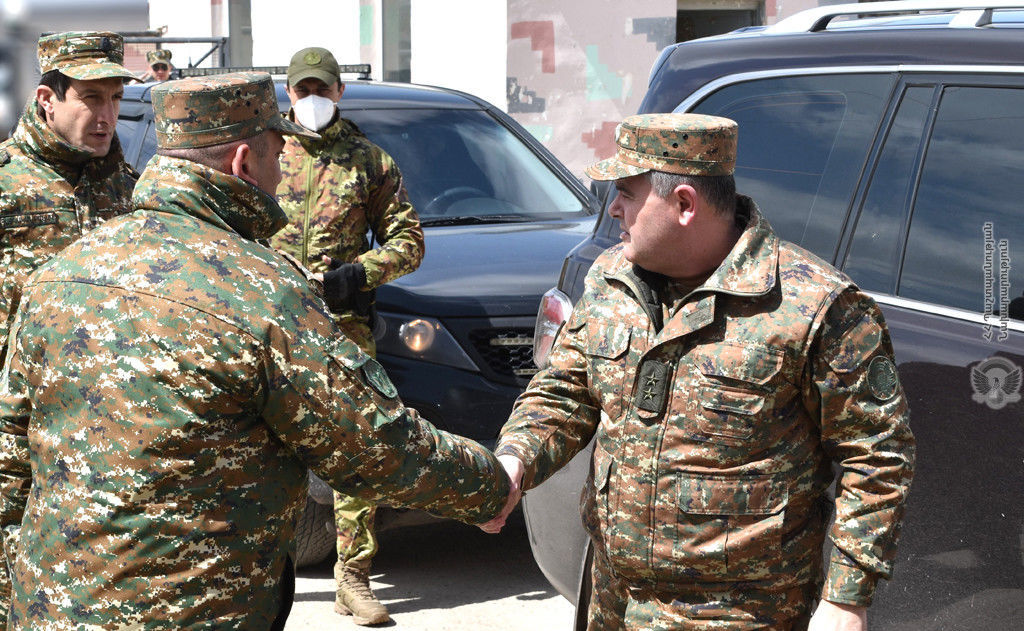 Глава Генштаба ВС Армении посетил боевые позиции на восточном участке границы 