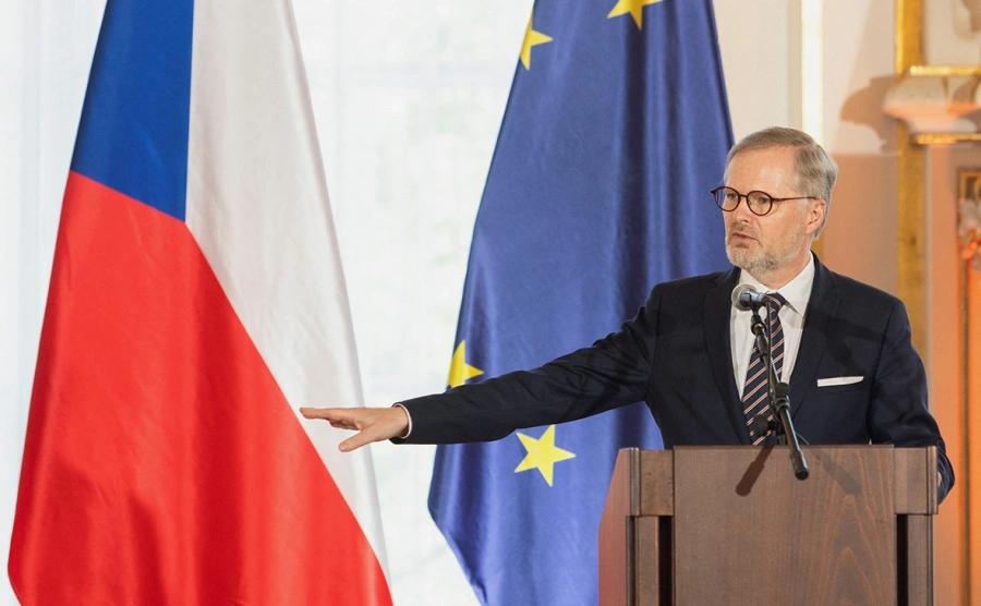 Премьер Чехии счел Украину вправе бить западным оружием по России 