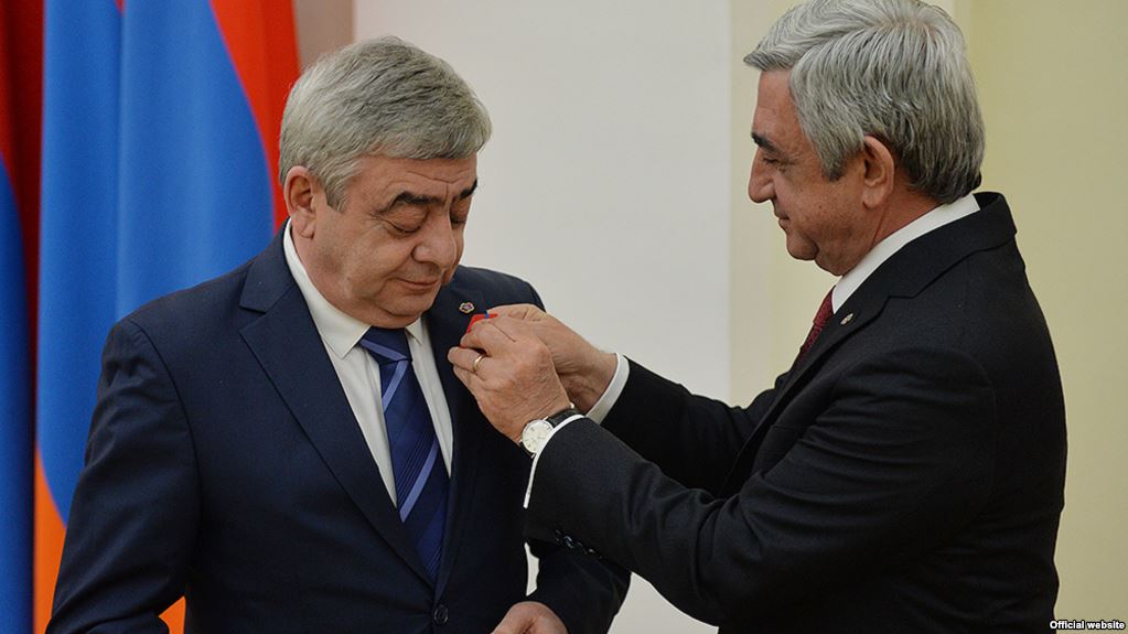 Брат Сержа Саргсяна больше не завкафедрой ЕГУ, не председатель Совета попечителей Матенадарана 