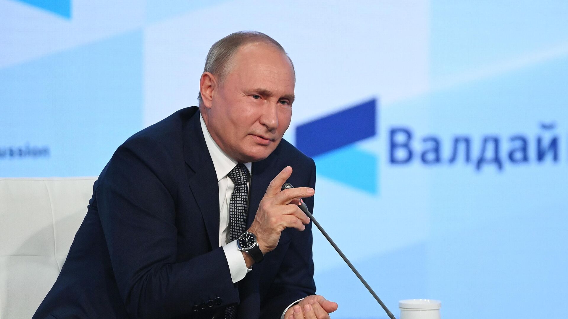 Путин заявил, что Западу придется начать равноправный диалог с Россией 