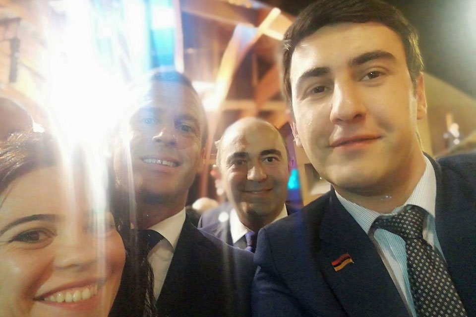 Армянская делегация в ПАСЕ опубликовала селфи с Макроном 