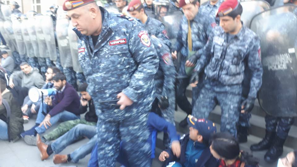 Ереван: Полиция использует насилие против мирных демонстрантов  
