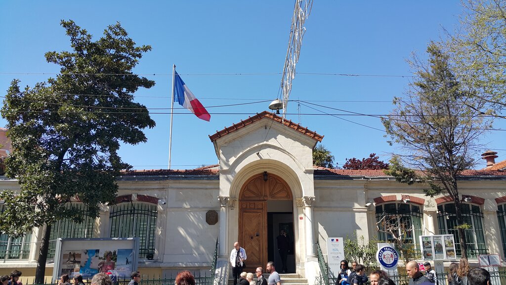 Франция стала пятой страной, закрывшей консульство в Стамбуле 
