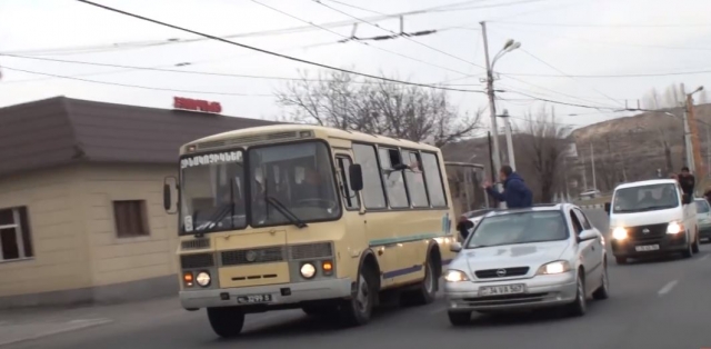 Хулиганы напали на автобус с армянскими призывниками 