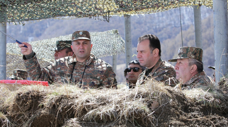 Руководители военного ведомства проследили за ходом учений ВС Армении 