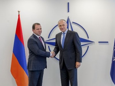 Министр обороны Армении проинформировал заместителя генсека НАТО о выполнении миссии в Сирии 