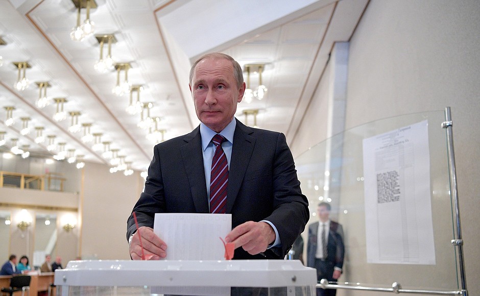 Путин с огромным отрывом лидирует на президентских выборах  