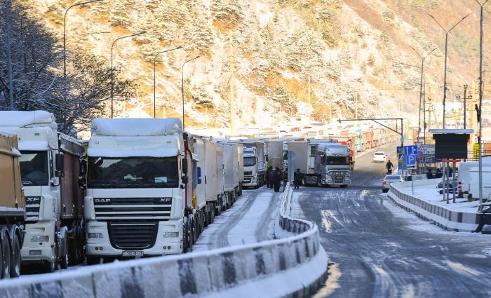 Дорога из Грузии в Россию через Ларс закрылась для грузовых машин 