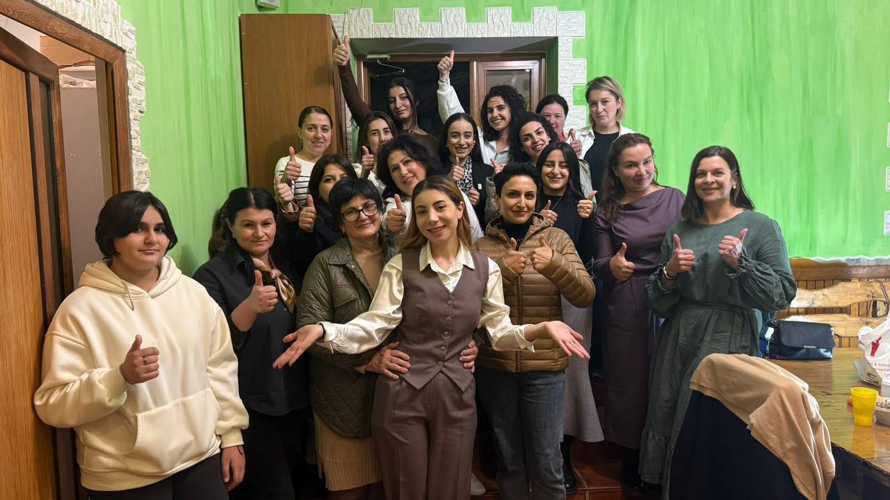 «Если мы не удержим наши корни, они рассыплются в пыль»: на мастер-классе по эпоксидному искусству увековечили символы Арцаха 