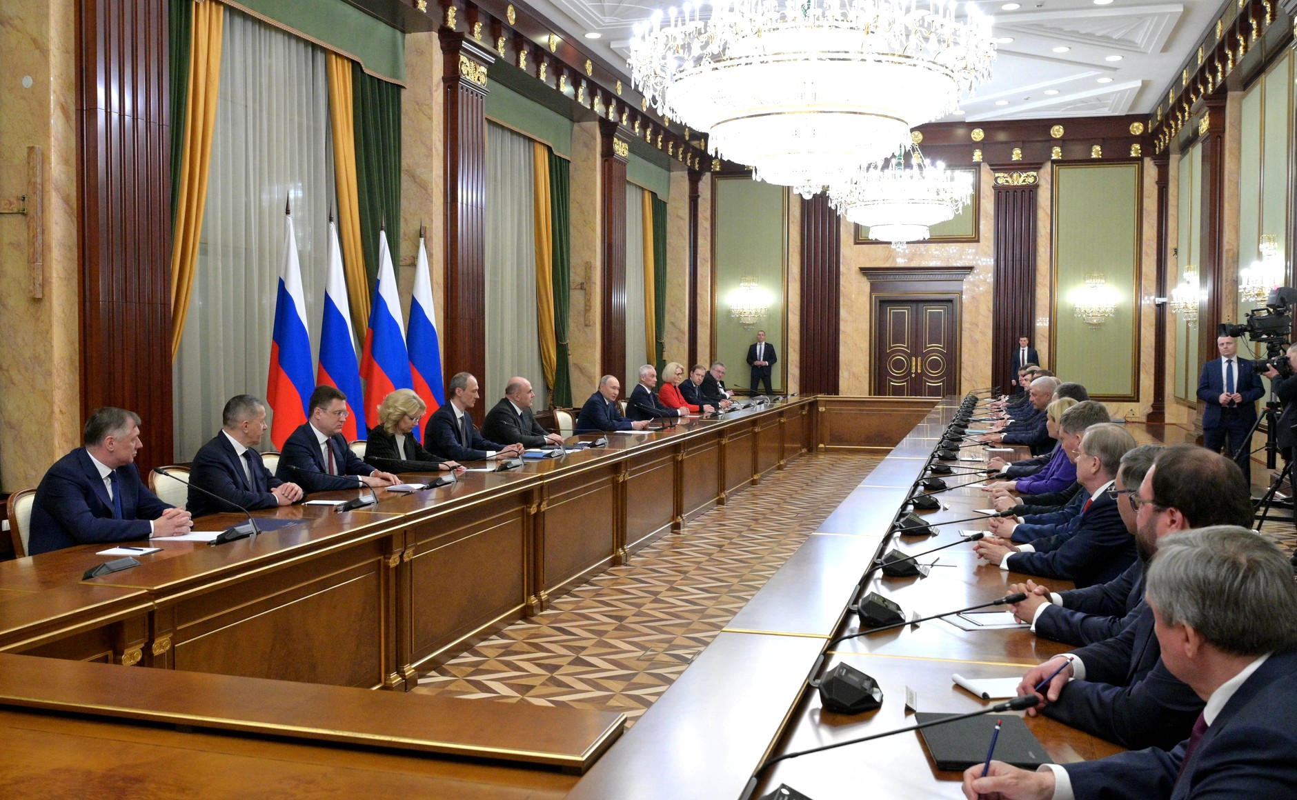 Путин встретился с уходящим правительством 