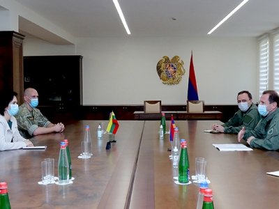Министр обороны Армении принял посла и военных специалистов из Литвы 