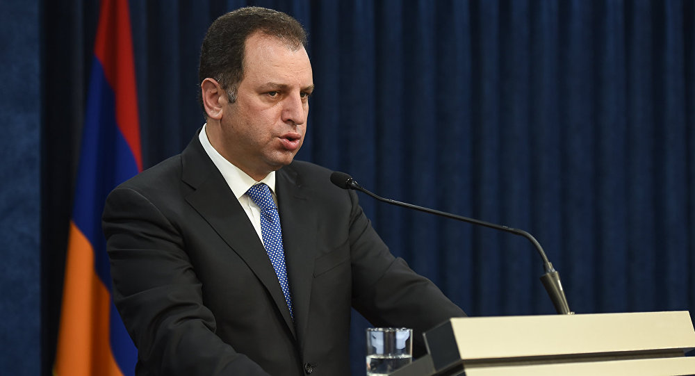 Министр обороны Армении назвал демагогией призывы демонстрантов к правоохранительным органам 