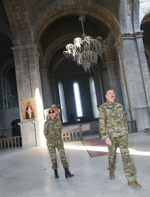 Алиев вошел в армянский храм Казанчецоц  