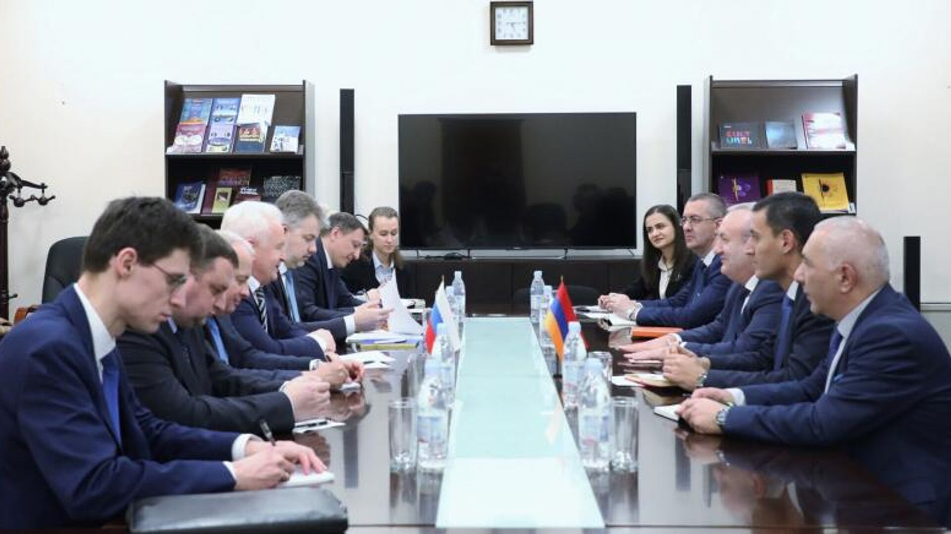 Министр на встрече с российской делегацией: Ереван придает большое значение развитию русского языка в Армении 