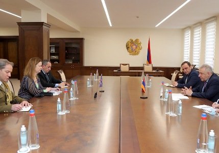 Министр обороны Армении встретился с британскими дипломатами 