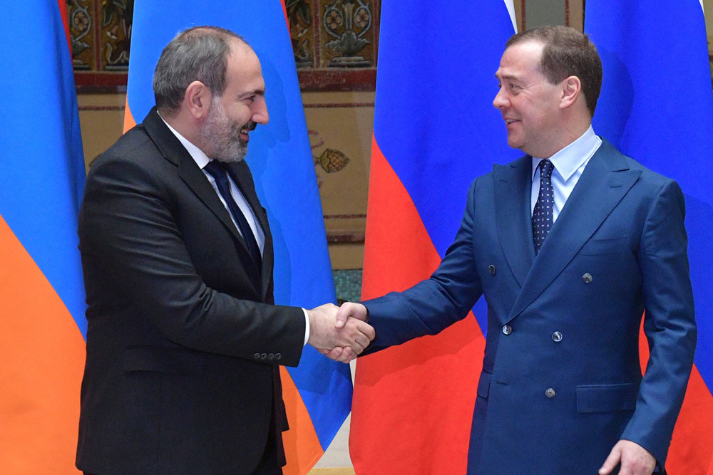 Дмитрий Медведев поздравил Никола Пашиняна с наступающими праздниками 