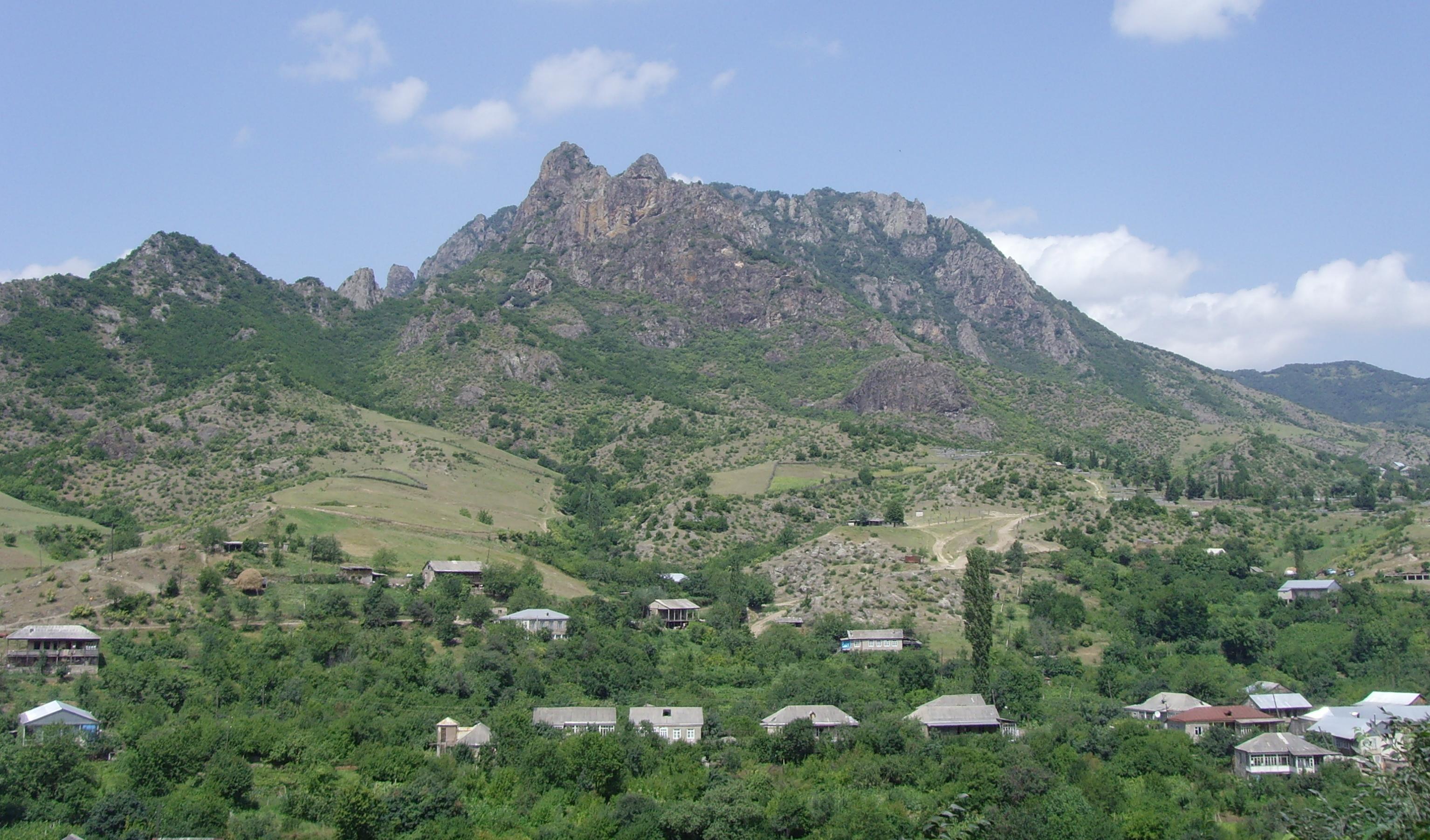 Дома в национальном армянском стиле появятся у границы с Азербайджаном 