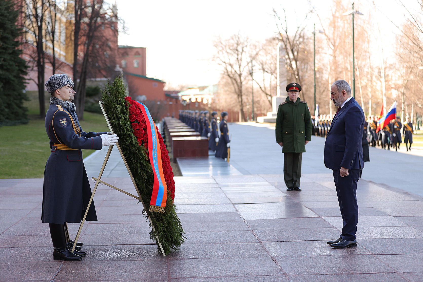 Премьер-министр Армении возложил венок к Вечному огню у Могилы Неизвестного солдата в Москве 