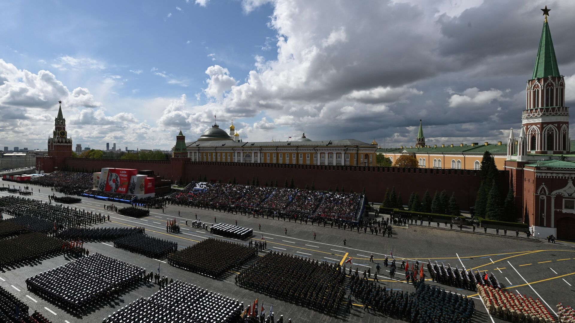 Власти не станут отменять парад 9 мая после попытки атаки на Кремль   