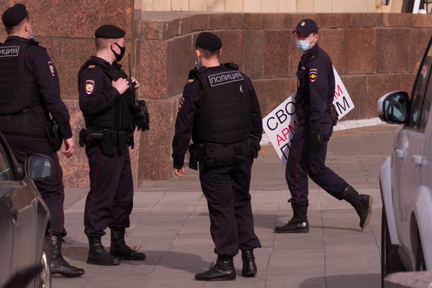 У здания МИД РФ арестовали участников акции с требованием освободить армянских пленных 