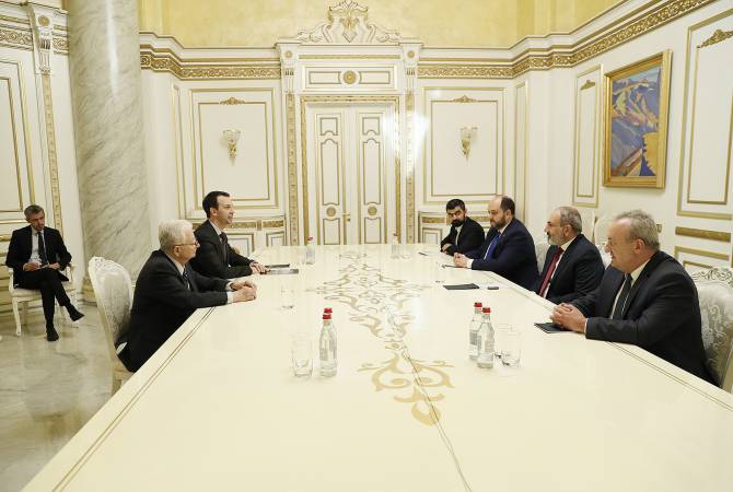 Премьер-министр Армении принял известного физика, академика Юрия Оганесяна и академика Григория Трубникова 