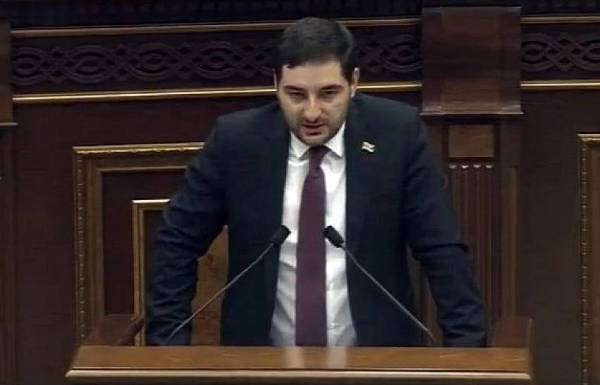 Депутат Сипан Пашинян подал в суд на Микаэла Минасяна 