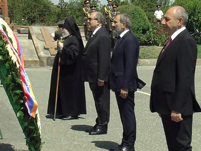 Руководители Армении и Арцаха возложили венки к мемориалу Сардарапат 