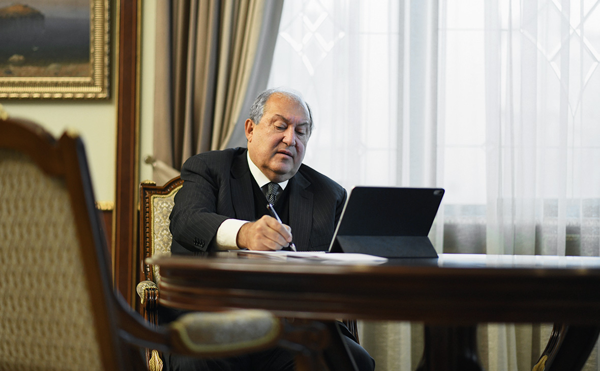 "Не принял". Президент Армении вернул премьеру ходатайство о назначении главы Генштаба 
