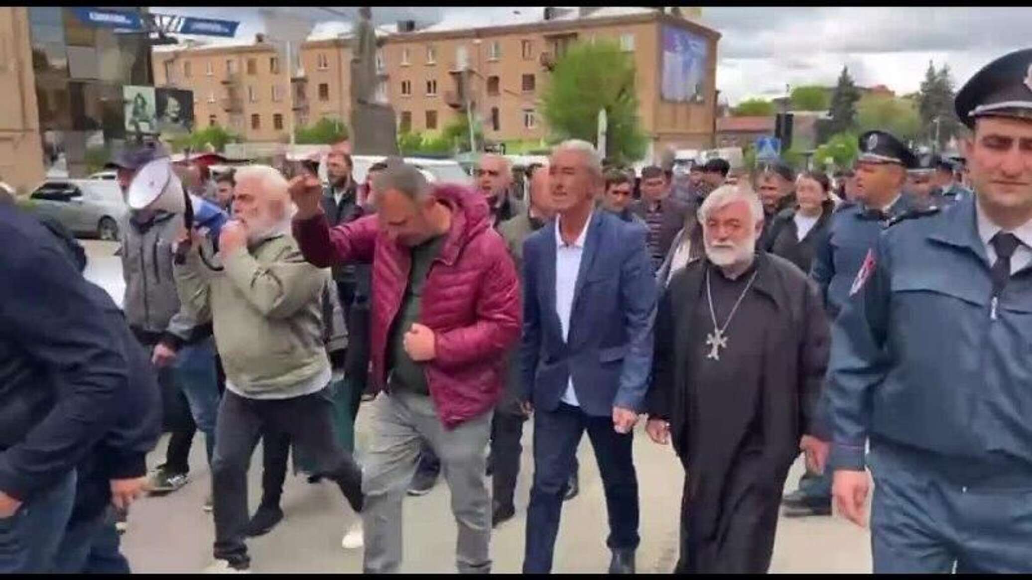 Из Гюмри в Абовян стартовало шествие во главе с архиепископом Ширакской епархии ААЦ 