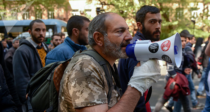 Никол Пашинян ждет президента страны на Площади Республики 