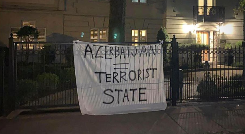 «Азербайджан - террористическое государство»: баннер на посольстве Азербайджана в Вашингтоне 