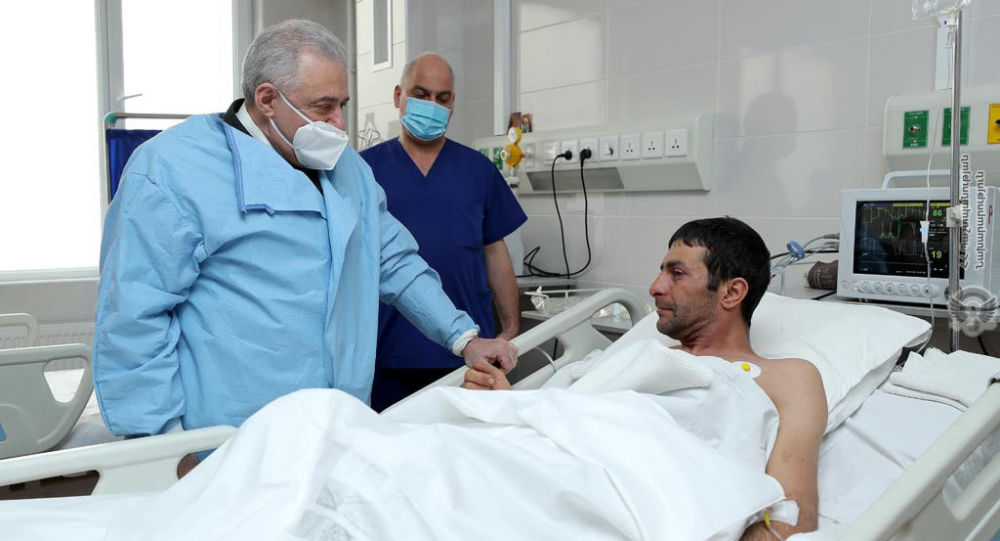 Министр обороны Армении навестил в госпитале пропавшего в Джермуке солдата  