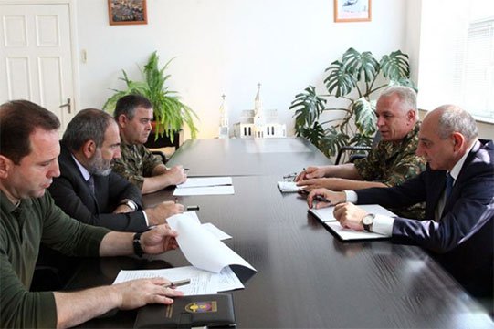 Никол Пашинян и Бако Саакян обсудили вопросы военного характера 