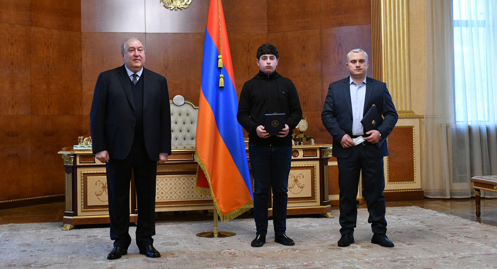 Президент Армении посмертно наградил первого главу Генштаба ВС 