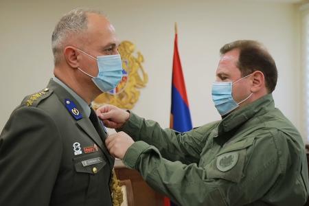 Давид Тоноян наградил военного атташе посольства Греции медалью "За военное сотрудничество" 
