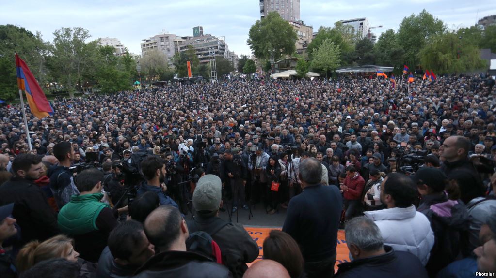 Проспект Баграмяна ощетинился двумя рядами колючей проволоки 