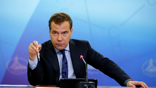 Опрос: каждый второй россиянин недоволен переназначением Медведева 