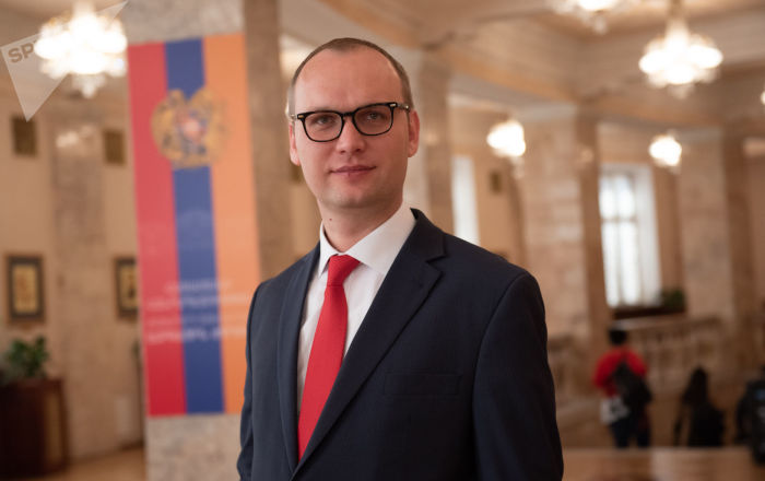Русский депутат армянского парламента: Дети из армянских семей, живущих в России, должны иметь возможность изучать в школах родной язык 