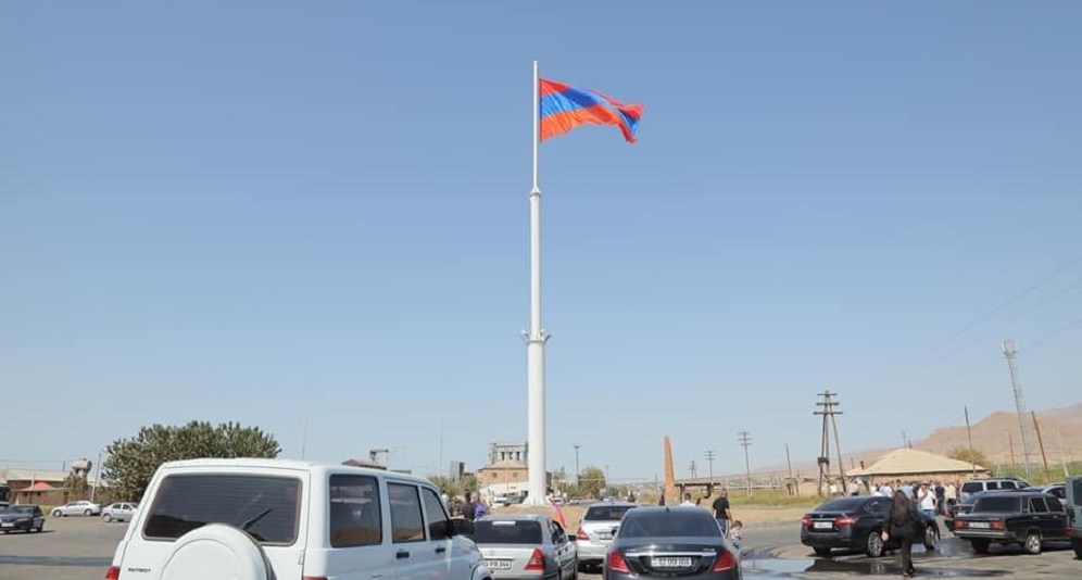 В Ерасхе вновь поднят самый большой флаг Армении 