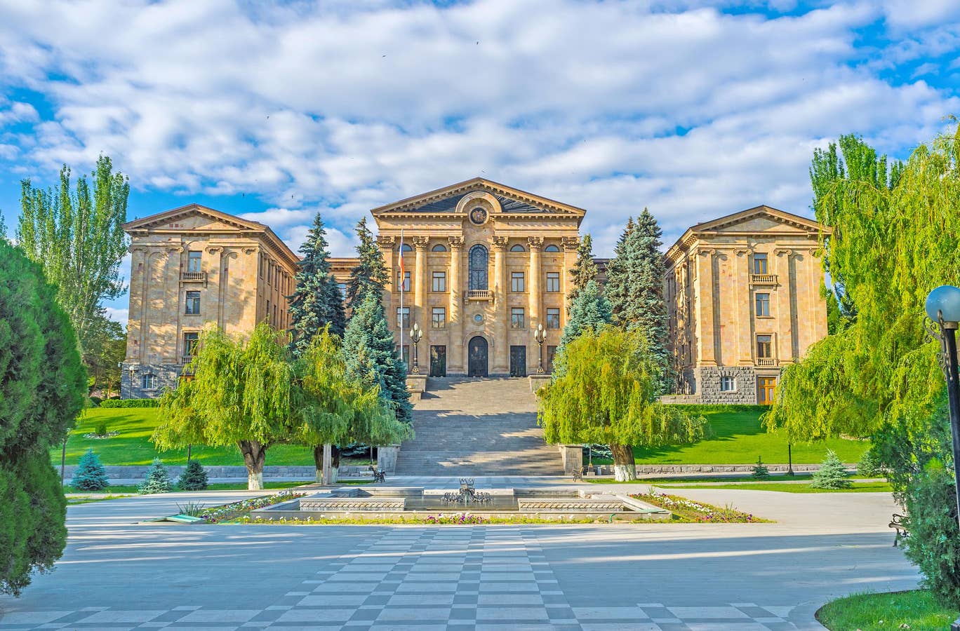 Здание парламента в армении