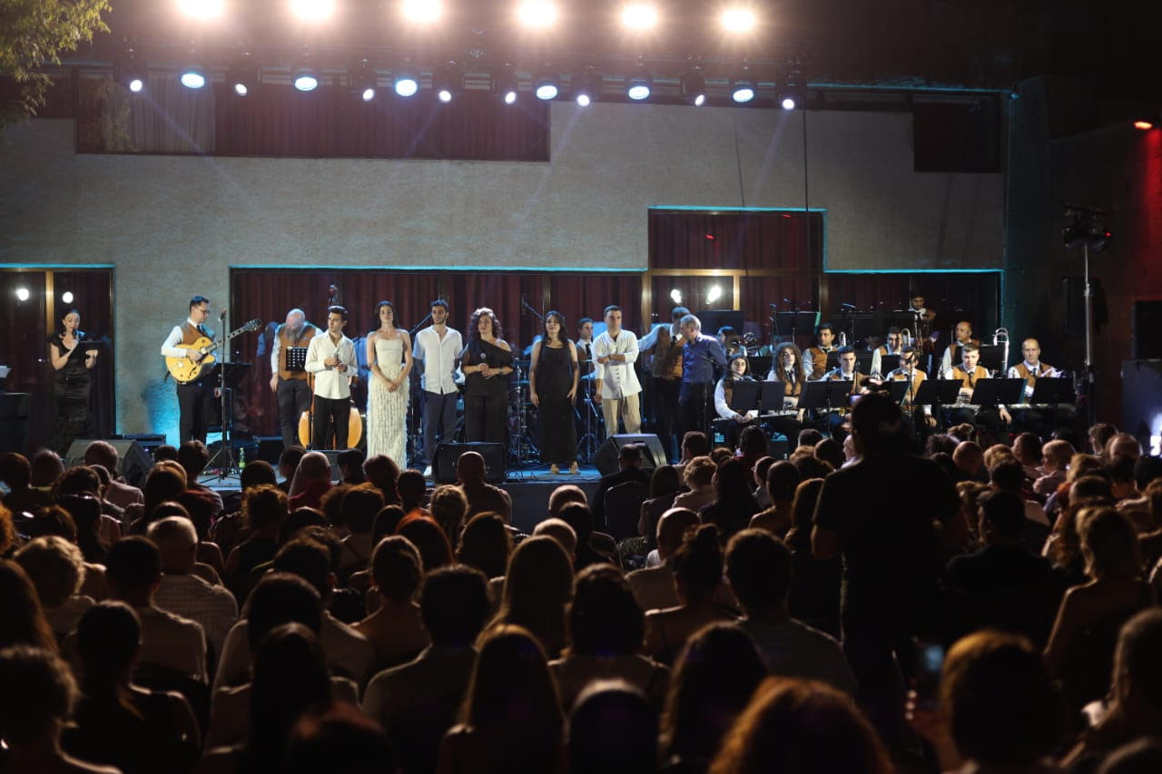 Арцахский джаз и слова признательности в адрес московской организации прозвучали со сцены в Кольцевом парке Еревана 